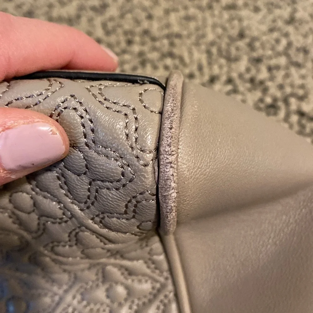 STUNNING Tory Burch Gray Leather Shoulder Bag in EUC